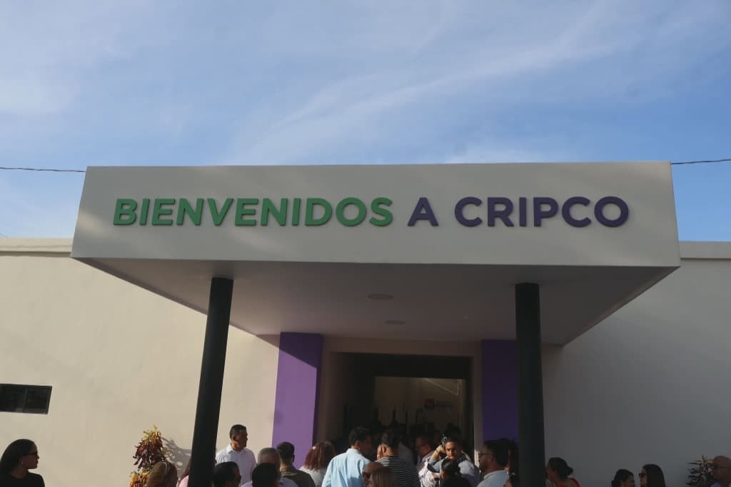 Entrada de bienvenida a CRIPCO con personas en la inauguración