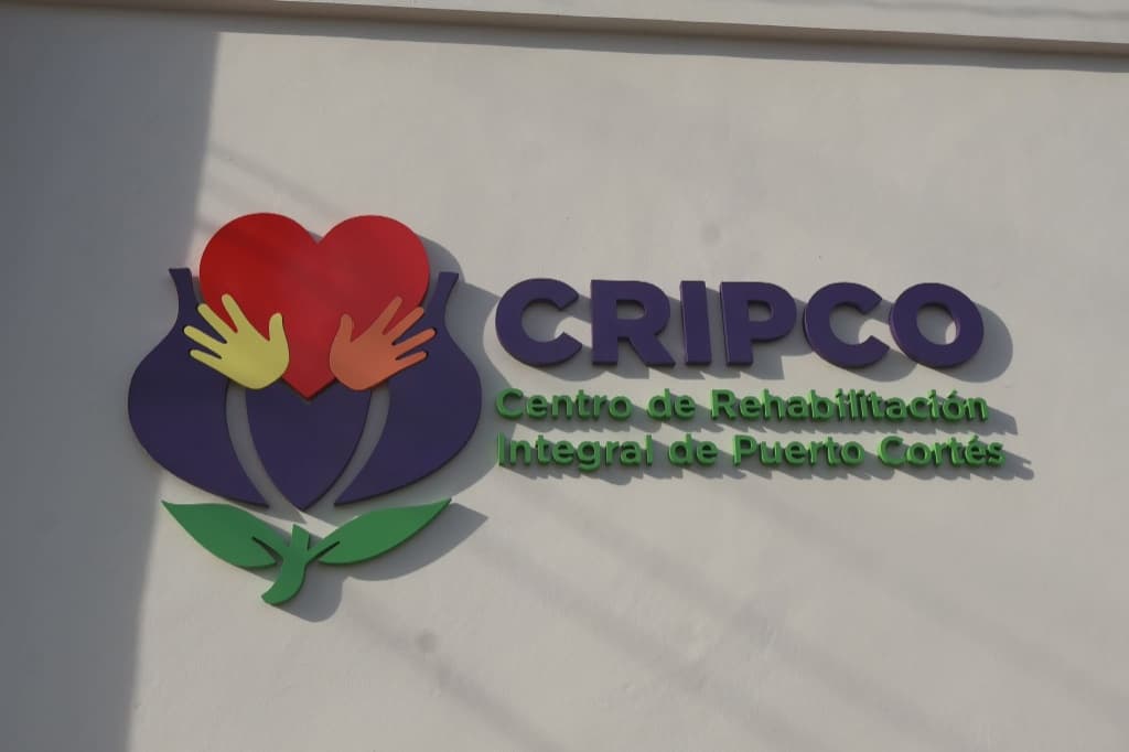 Logo tridimensional de CRIPCO en la pared exterior